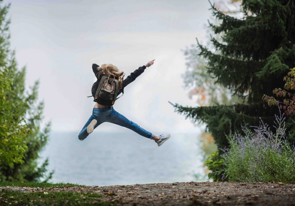 backpack-blonde-hair-blur-214574